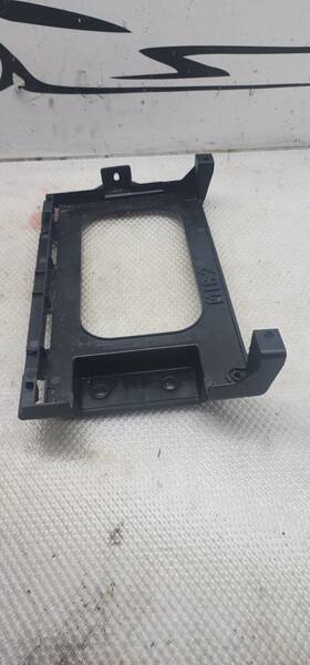81a907390 Audi Q3 F3 Centre Left Amplifier Holder