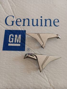 1370747 Buick 1370746 1965 Gs Skylark Front Fender Bird Emblem Set And Oem Gm