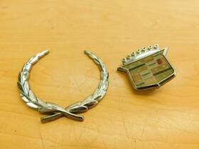 67cf1-1e8 Cadillac 1493206 Lh Sail Panel Rear Roof Post Emblem 1966 1967 1968 Fleetwood