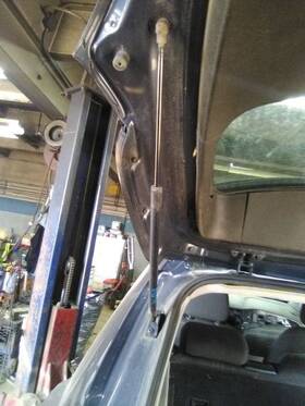172.gm1g18 Chevrolet 18 Trax Hatchback Strut Left Driver Gas For Liftgate