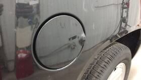 177.ch8b11 Dodge Fuel Filler Door Flap For 2011 Dakota Blk Paint Code - Pxr