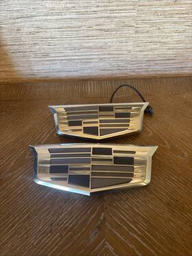 86527902 General Motors 84754505 2021-2025 Cadillac Escalade / Esv Monochrome Emblem Set Of 2 Oem Gm
