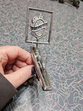 22525171 Gm 1987 1988 Oldsmobile Cutlass Supreme Header Panel Hood Ornament Emblem