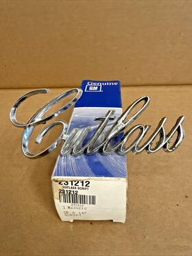 231212 Gm Nos Oem 1971-77 Oldsmobile Cutlass Front Fender Script Emblem Package