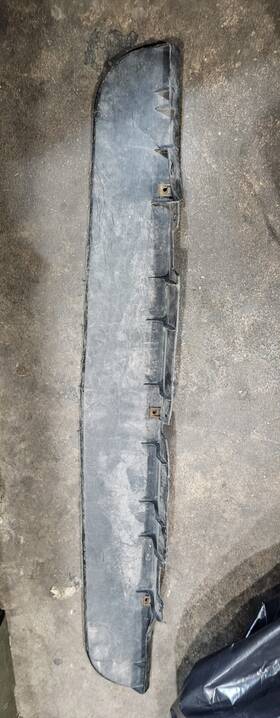 557006 Gm Front Lower Factory Air Dam Spoiler Cracked