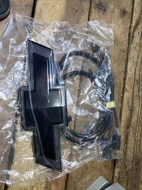 85147889 Gm Oem 2021 2022 Chevy Colorado Front Illuminated Bowtie Black
