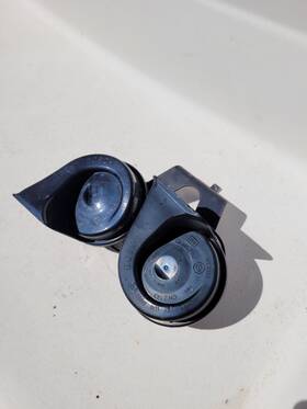 56050166ab Jeep 2005-2010 Grand Cherokee Hi Low Electric Horn Assembly With Bracket Oem