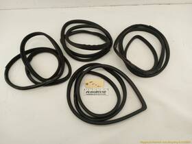 127.le1k03 Lexus Is300 Sedan Set Of 4 Door Jamb Molding Weather Strip Seal Fits 2001-2005