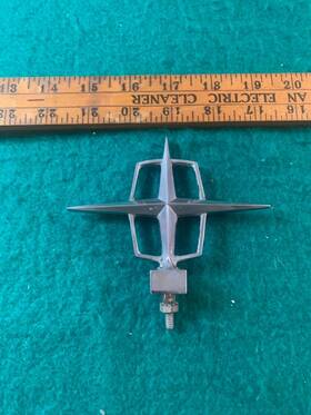 C6vy-16850-a Lincoln 1965 - 1966 New Hood Ornament