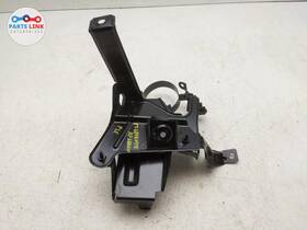 670035663 Maserati 2017-2020 Levante Right Apron Fusebox Steering Tank Mount Bracket M161
