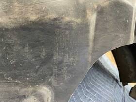 1081581-00-d Tesla 565.ts1p22 1081581-00-d/e 17-22 Left Front Fender Liner 1 Tab Damaged