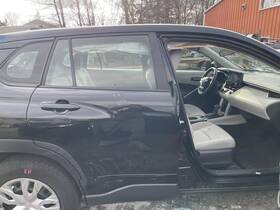613110a050 Toyota 22-23 Corolla Cross Right Rocker With Post Black Pc D11 At Awd 62k -l- 63280
