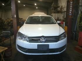 176.vw1o13 Volkswagen Passat 2013 High Mounted Stop Light 116771